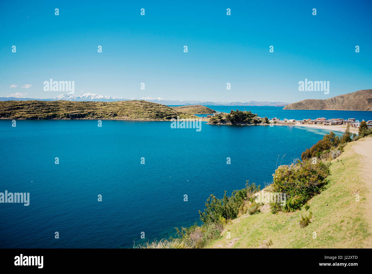 Isla del Sol, lago Titicaca, Bolivia. Comunidad Challapampa sulle rive del lago Titicaca con Ande innevate sullo sfondo Foto Stock