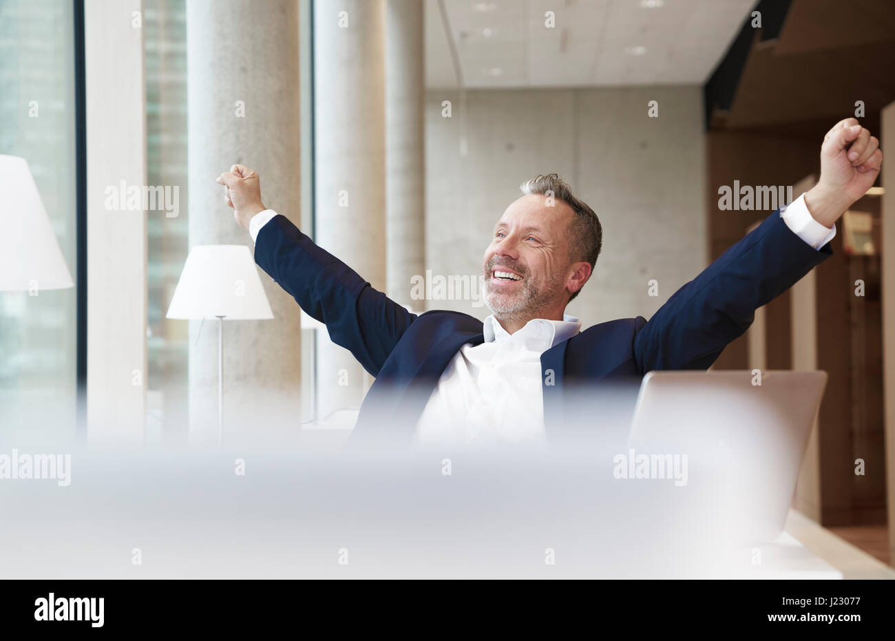 Sorridente businesssman stretching Foto Stock