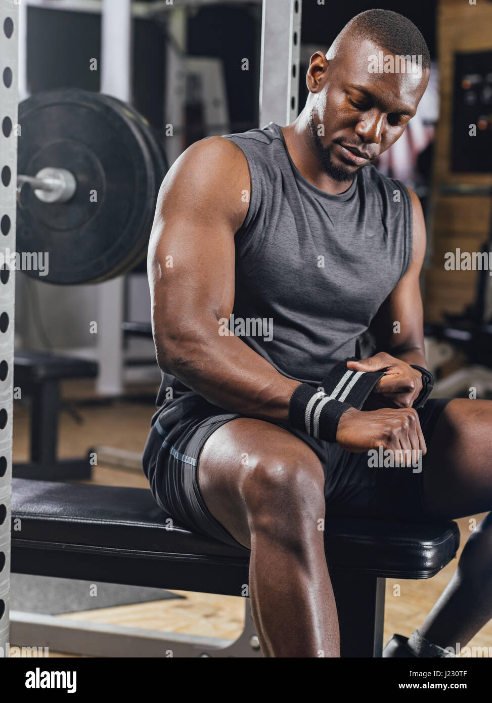 Atleta in piedi in palestra Foto Stock