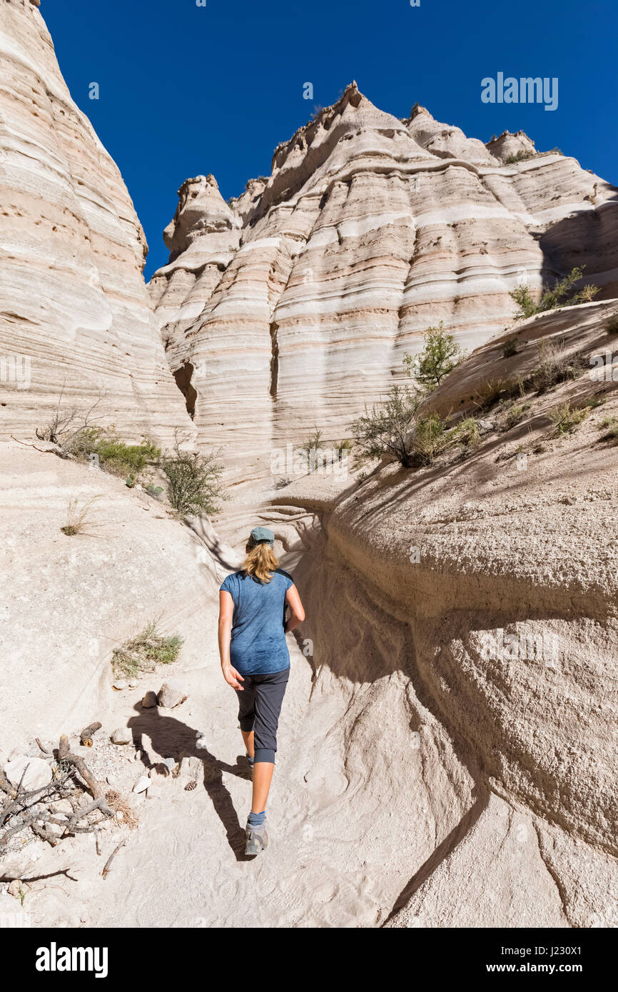 Stati Uniti d'America, Nuovo Messico, Pajarito Plateau, Sandoval County, Kasha-Katuwe tenda Rocks National Monument, turistico nella vallata desertica con bizzarre formazioni rocciose Foto Stock