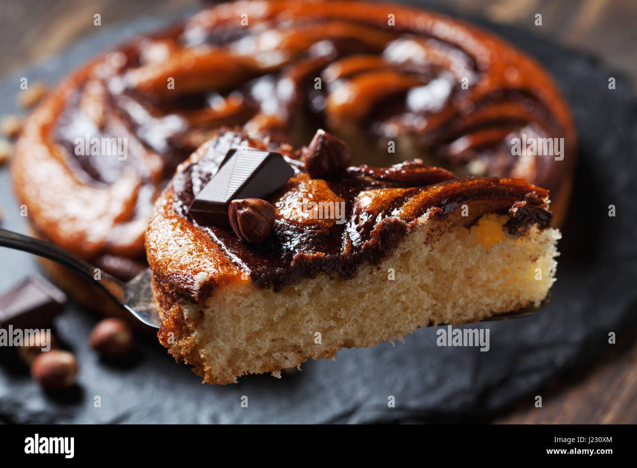 Pezzo di torta al cioccolato Foto Stock