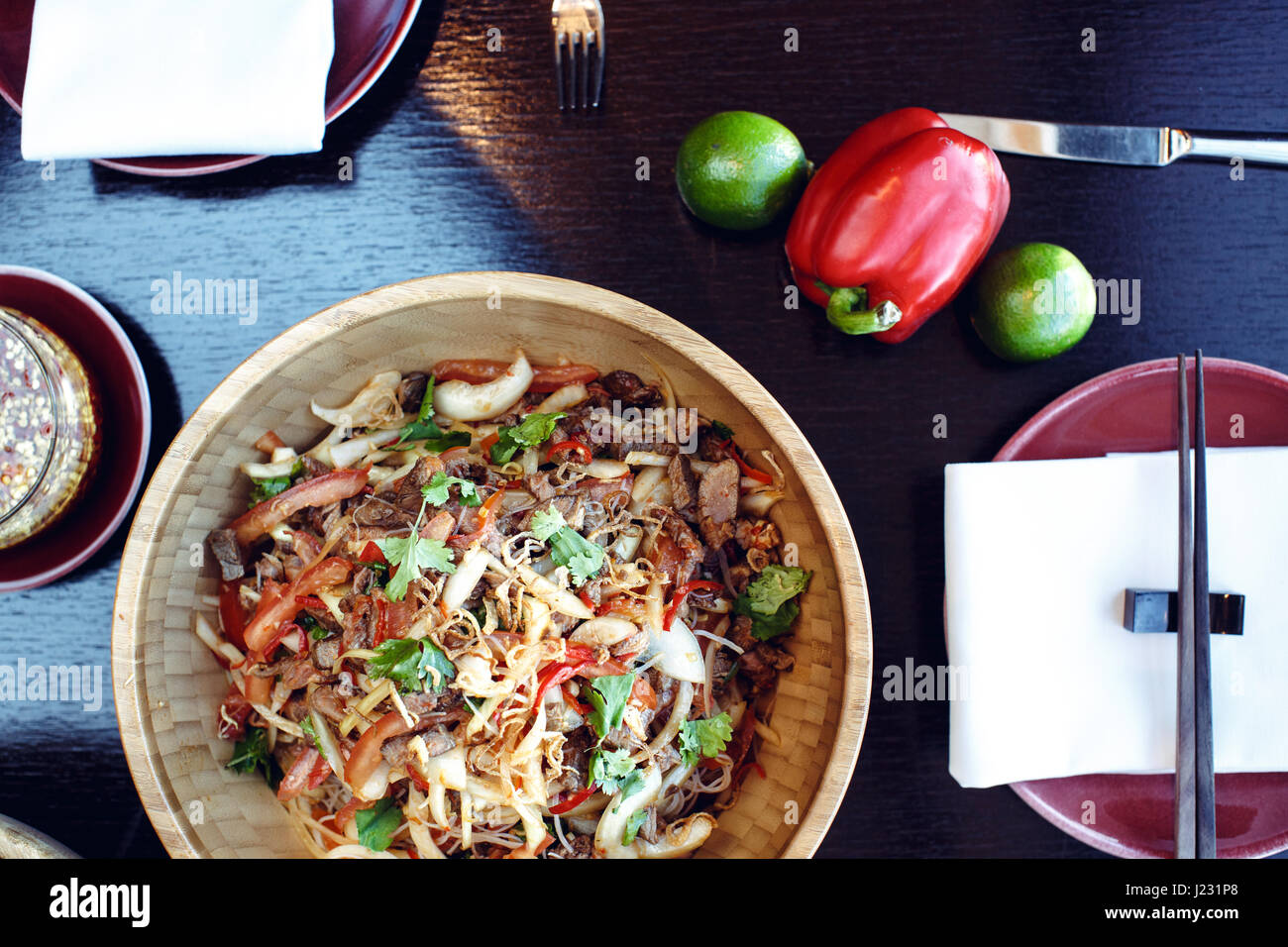 Ciotola di insalata servita su tavola Foto Stock