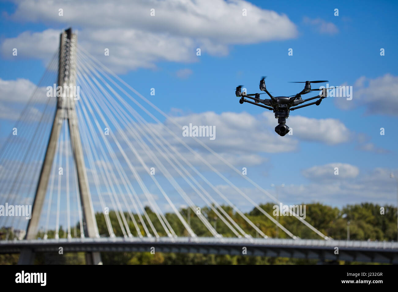 Drone per impianti industriali che vola in cielo. Foto Stock