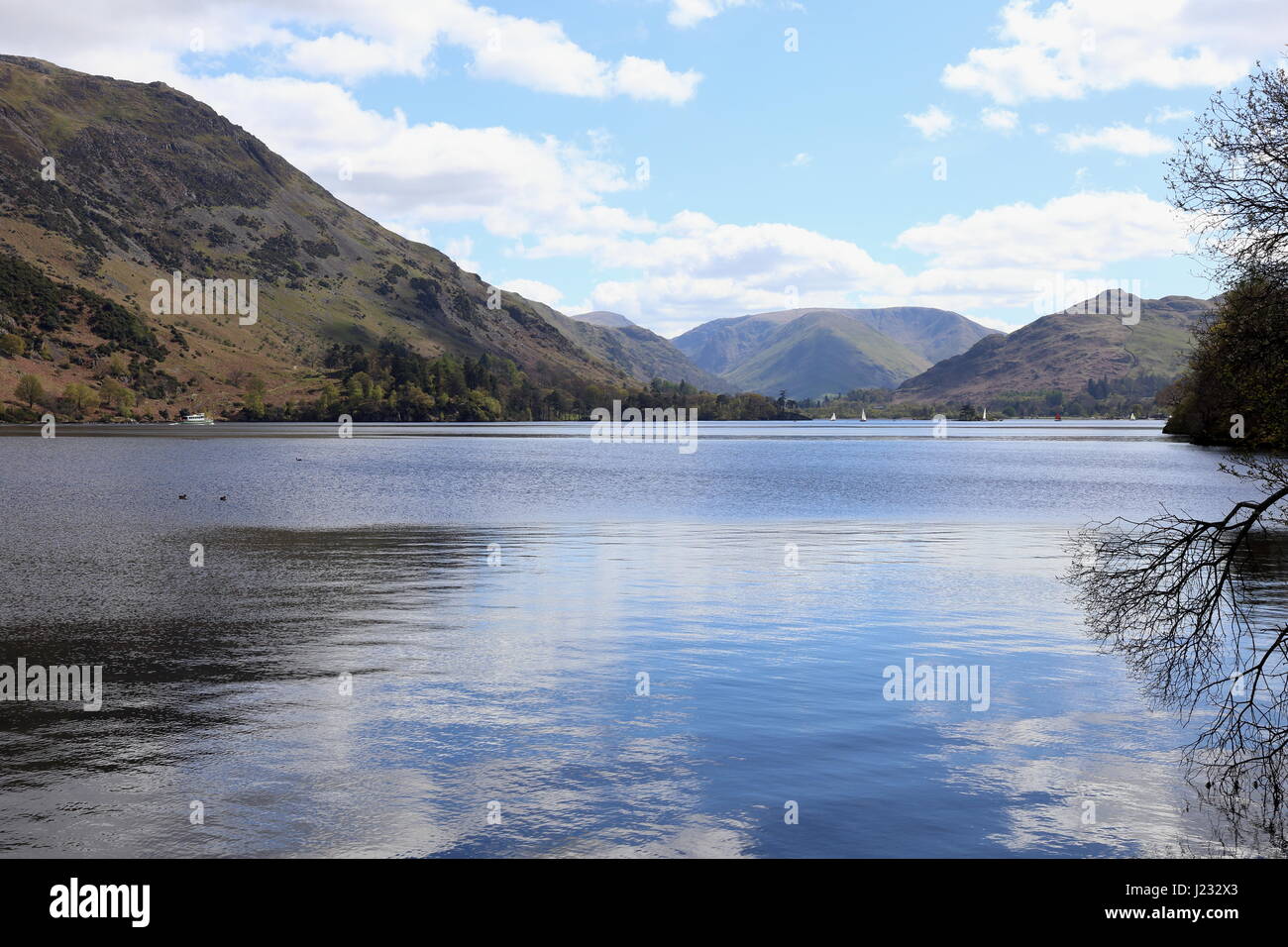 Ullswater in Patterdale in inglese il Parco Nazionale del Distretto dei Laghi guardando a sud verso il formidabile Kirkstone pass nel Cumrian montagne. Foto Stock