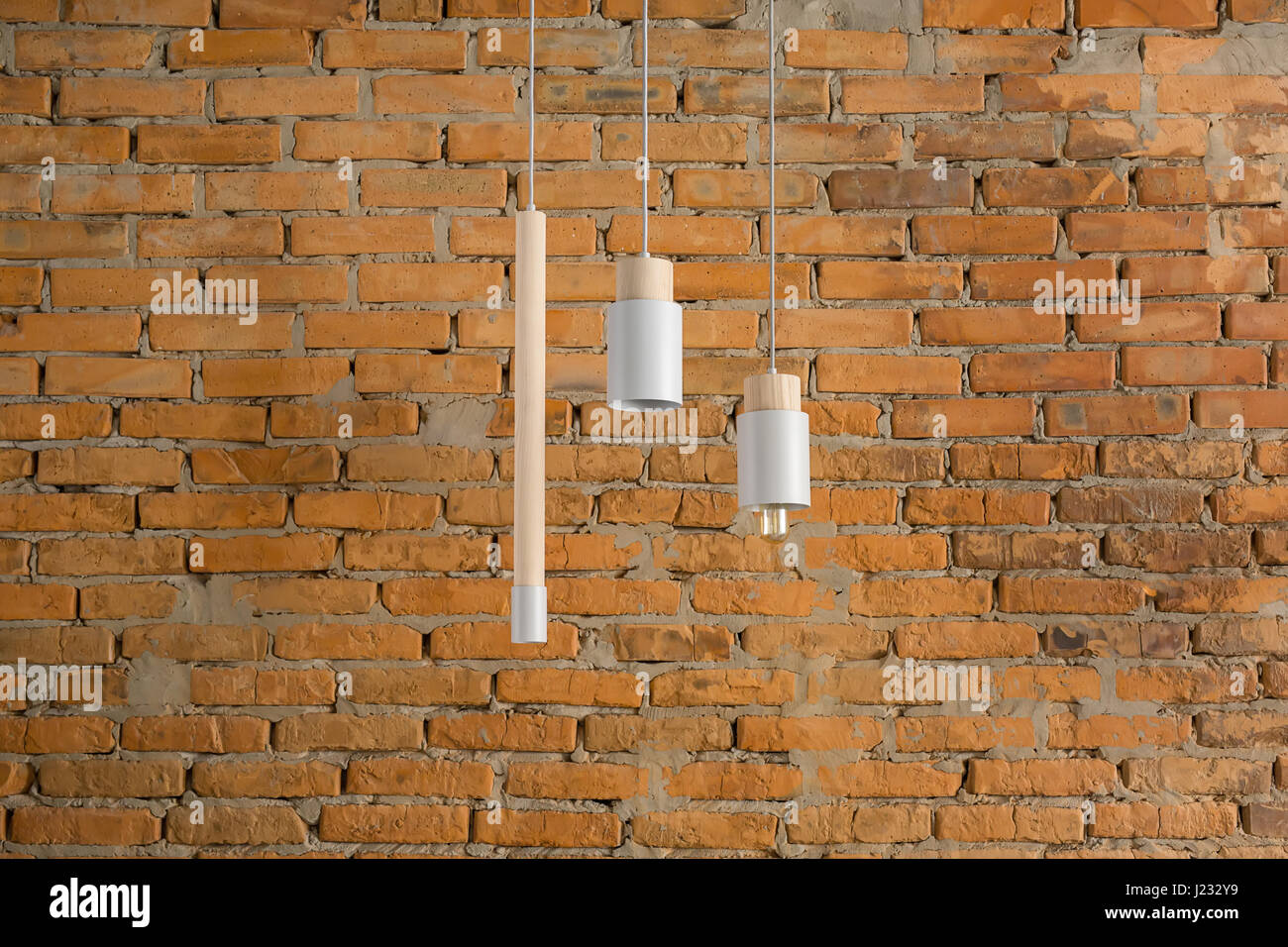 Lampade pensili con parti in legno Foto Stock