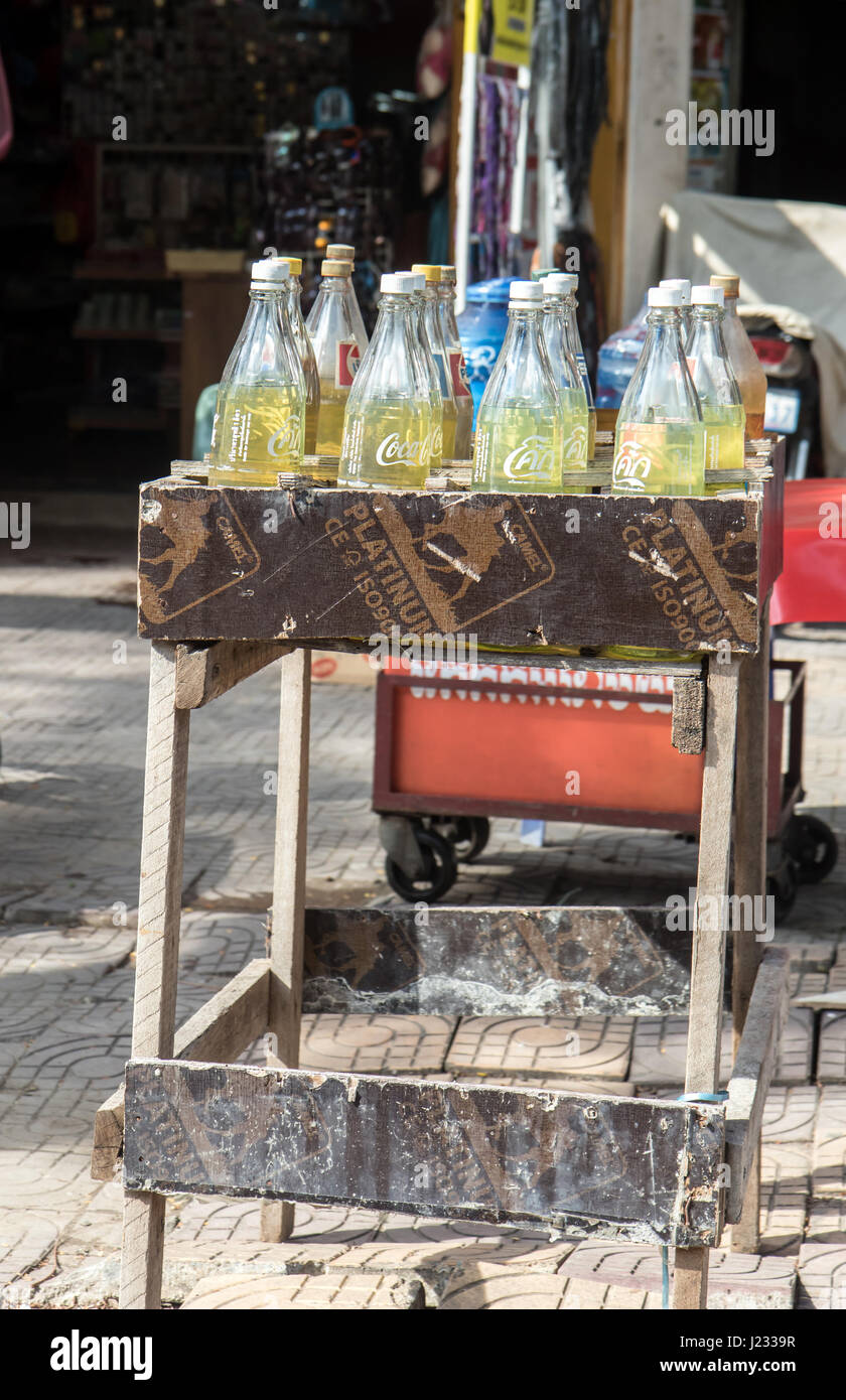 Tradizionali asiatici vendita di carburante in bottiglie di bevande, Street Phnom Penh Cambogia Foto Stock
