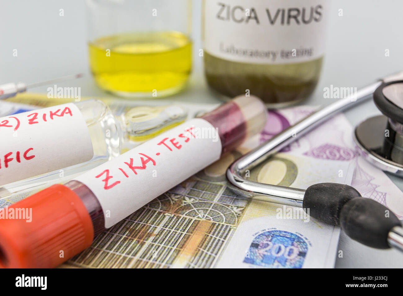 Test per la ricerca della prova di Zika e fiale sui biglietti di euro, concetto di pagamento congiunto farmaceutica Foto Stock
