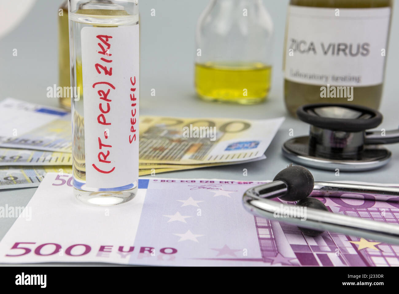 Test per la ricerca della prova di Zika e fiale sui biglietti di euro, concetto di pagamento congiunto farmaceutica Foto Stock
