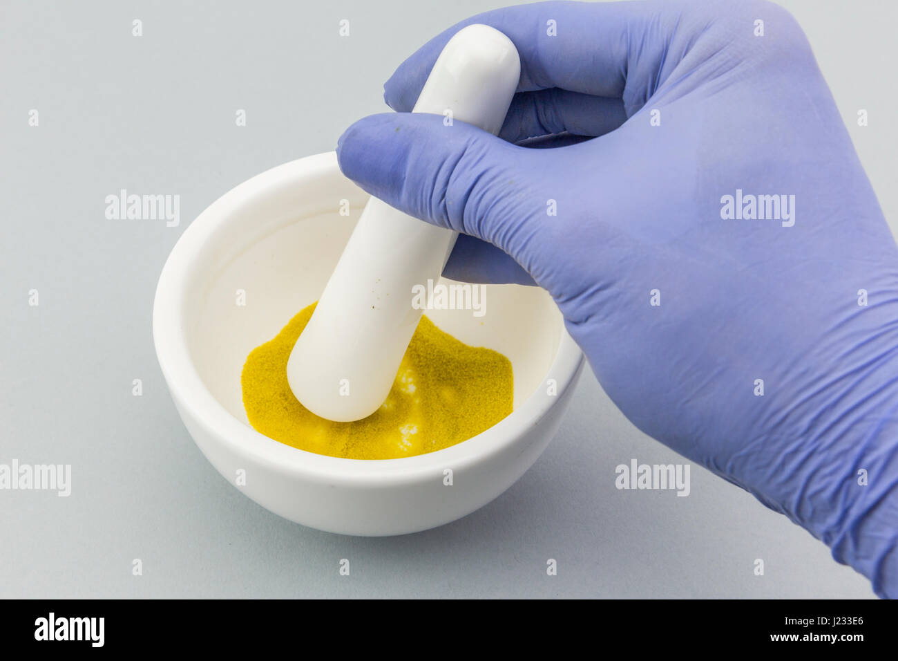 Il farmacista prepara formula master per uso cosmetico in calce bianca su sfondo bianco Foto Stock