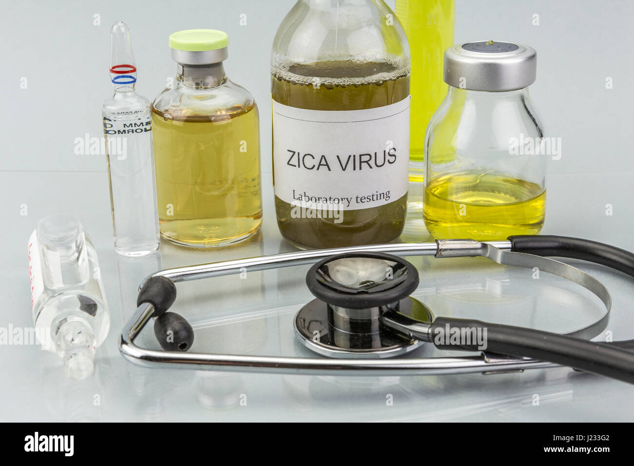 Test per la ricerca di Zika test su sfondo bianco Foto Stock