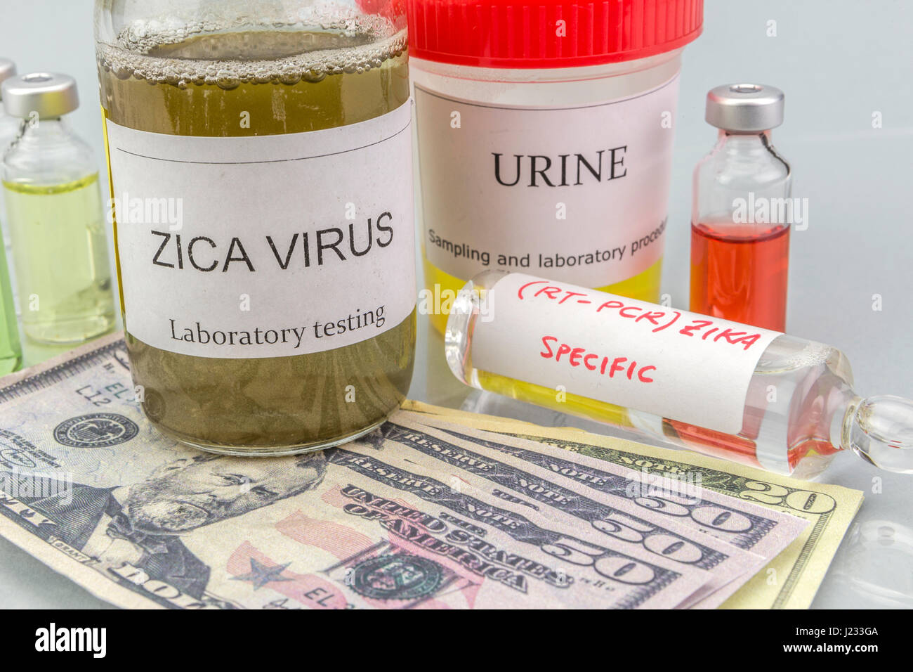Test per la ricerca della prova di Zika e fiale sui biglietti di dollari americani, concetto di pagamento congiunto farmaceutica Foto Stock