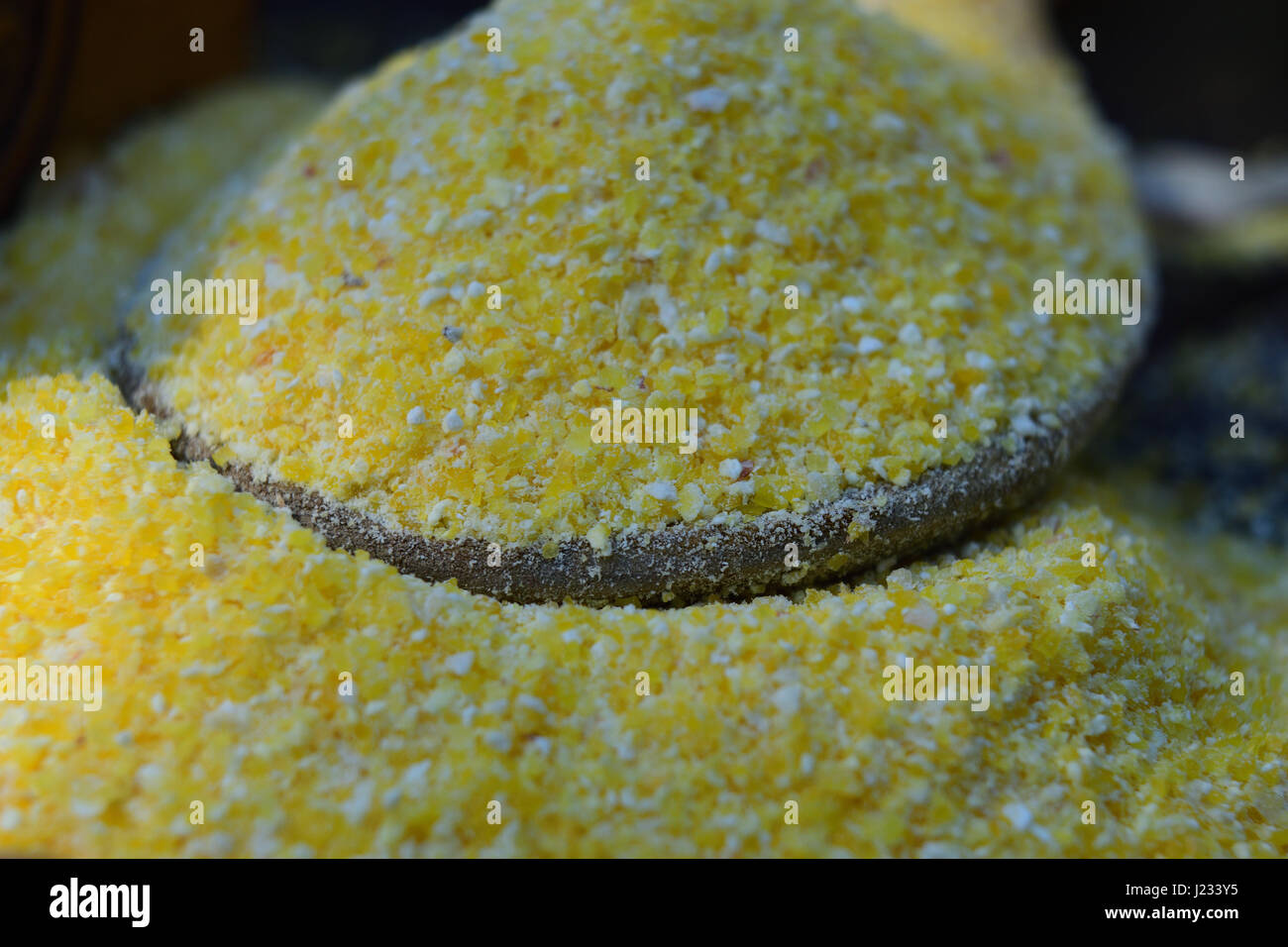 Grano macinato sul cucchiaio di legno, chiudere il telaio Foto Stock