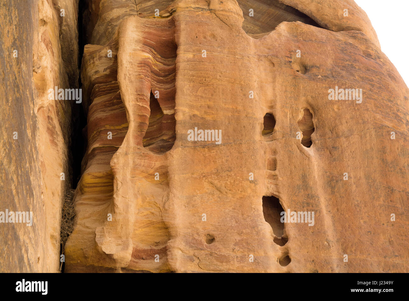 Muro di pietra arenaria di Petra Siq di accesso Foto Stock