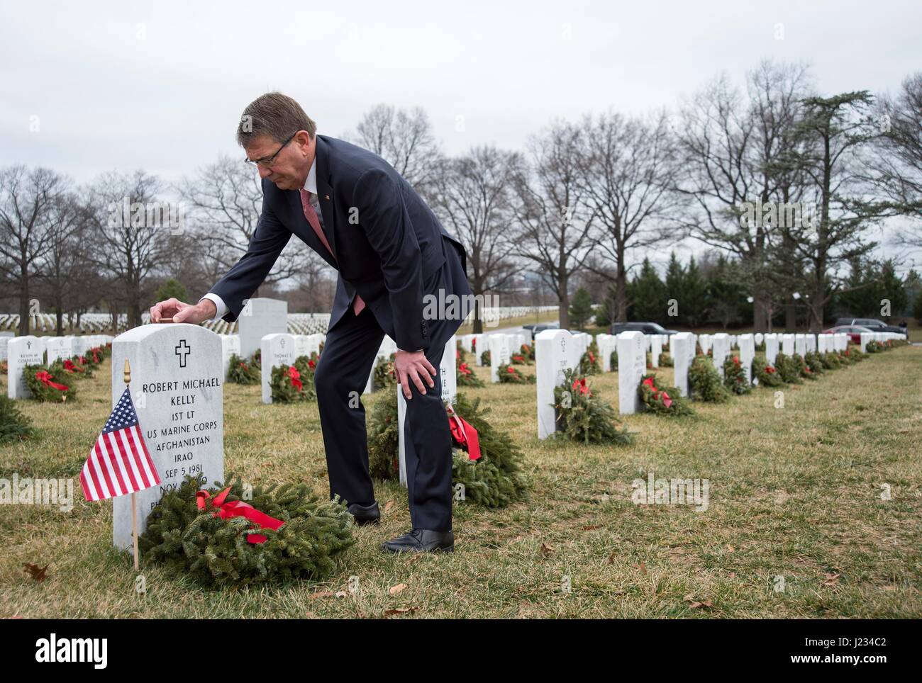 Stati Uniti Il Segretario della Difesa Ashton Carter visiti il recinto dei caduti soldato statunitense Robert Kelly il suo ultimo giorno in ufficio presso il Cimitero di Arlington Gennaio 19, 2017 in Arlington, Virginia. (Foto di Brigitte N. Brantley /DoD via Planetpix) Foto Stock