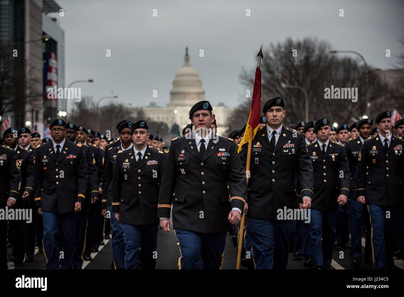 Stati Uniti La riserva di esercito di soldati marzo giù Pennsylvania Avenue durante la 58th presidenziale Parata inaugurale in occasione dell' investitura del presidente Donald Trump Gennaio 20, 2017 a Washington, DC. (Foto di Michel Sauret /US Army riserva attraverso Planetpix) Foto Stock