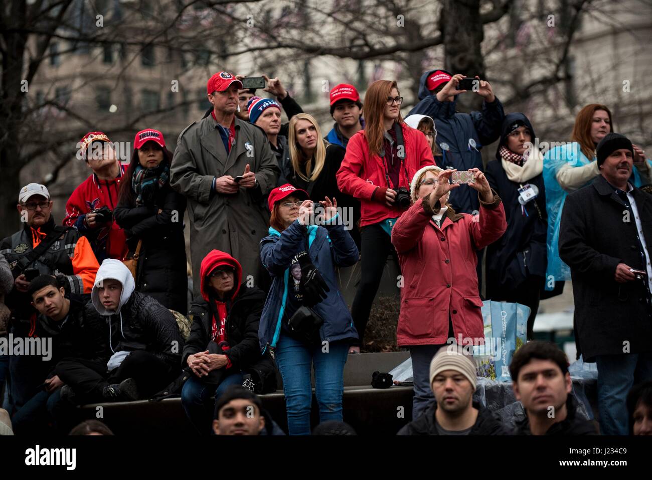 Folla membri fare il tifo per i soldati degli Stati Uniti marciando verso il basso Pennsylvania Avenue in 58th presidenziale Parata inaugurale dopo l inaugurazione del presidente Donald Trump Gennaio 20, 2017 a Washington, DC. (Foto di Michel Sauret /US Army riserva attraverso Planetpix) Foto Stock