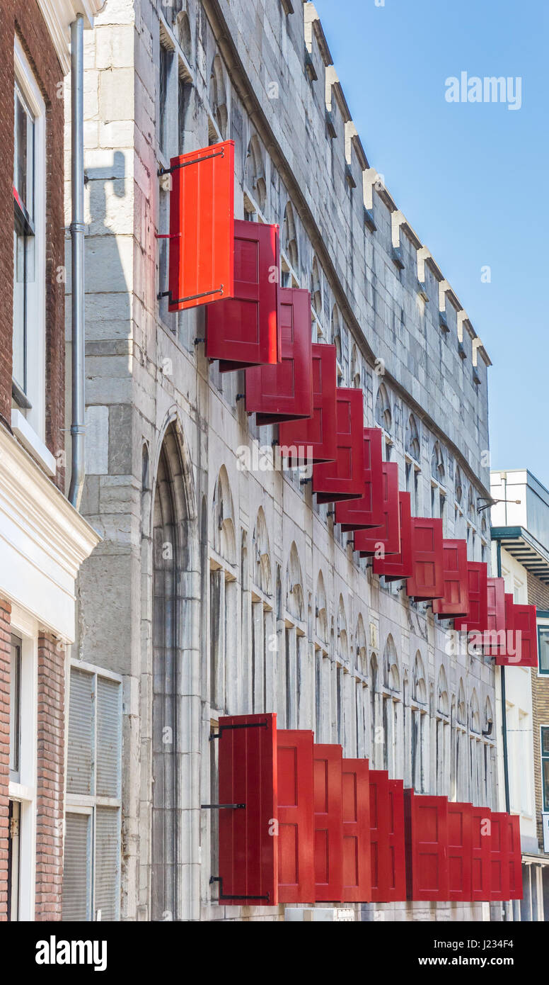 Persiane rosse dello storico edificio Zoudenbalch a Utrecht, Olanda Foto Stock