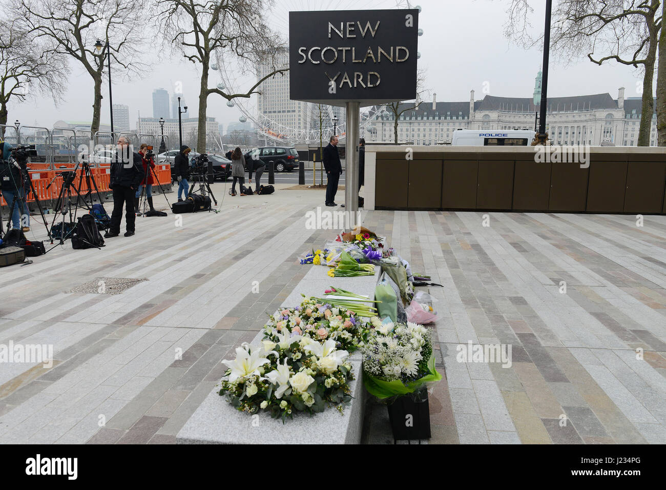 Omaggi floreali per PC Keith Palmer che è stato ucciso il 21 marzo in un attacco terroristico, sono collocati al di fuori del New Scotland Yard, Londra dotata: omaggi floreali dove: Londra, Regno Unito quando: 24 Mar 2017 Foto Stock