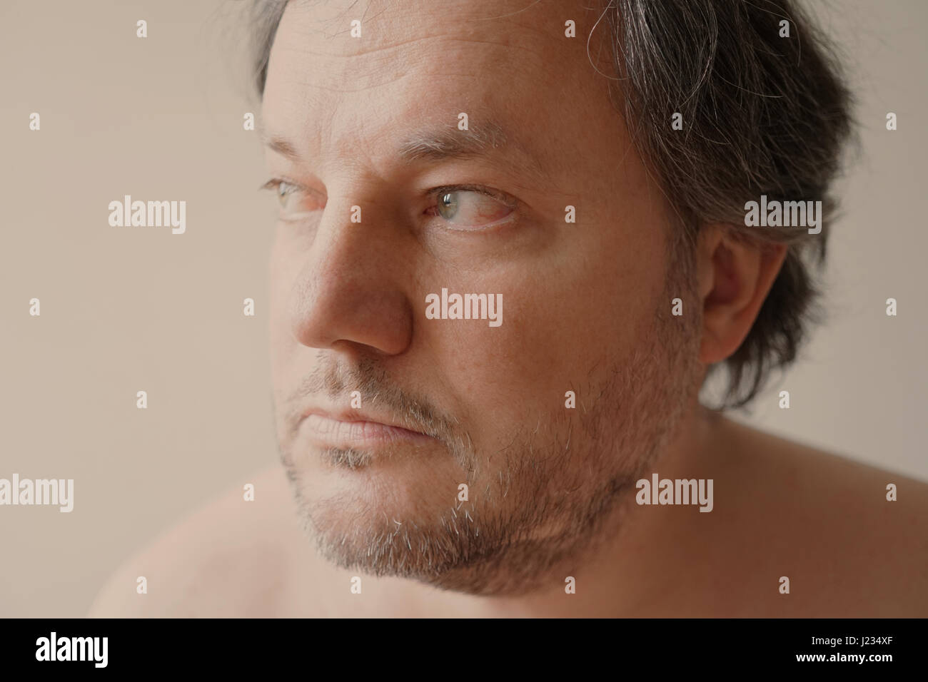 Uomo di mezza età guardando in distanza Foto Stock