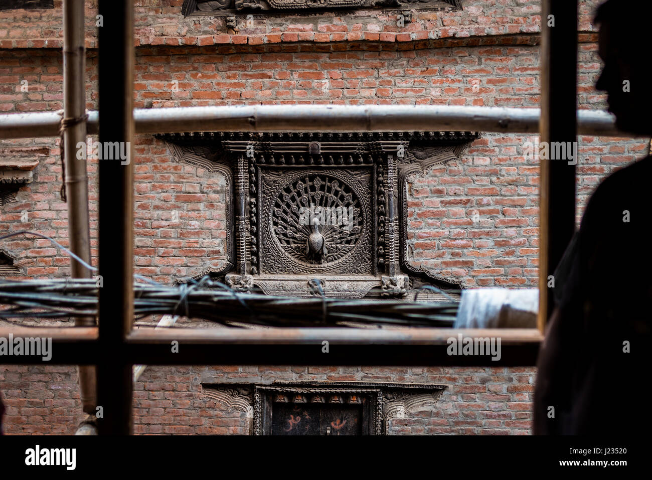 Il danneggiato quartiere che circonda il pavone finestra in Bhaktapur, Nepal. Foto Stock