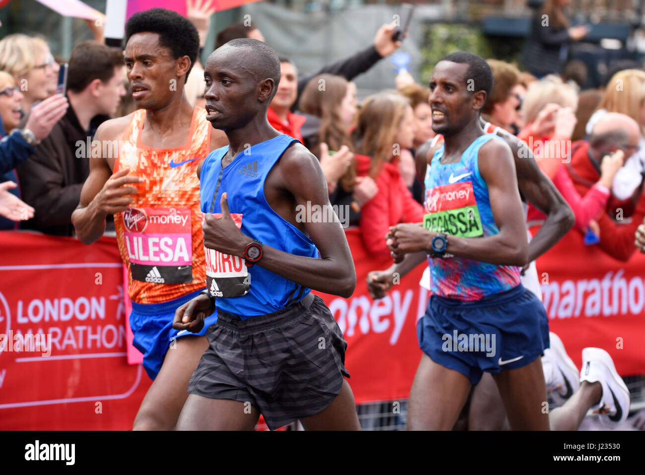 Daniel Wanjiru - vincitore - e il pacco di piombo al 2017 Virgin London Marathon dopo aver attraversato il Ponte della Torre e accanto alla Torre di Londra. Foto Stock