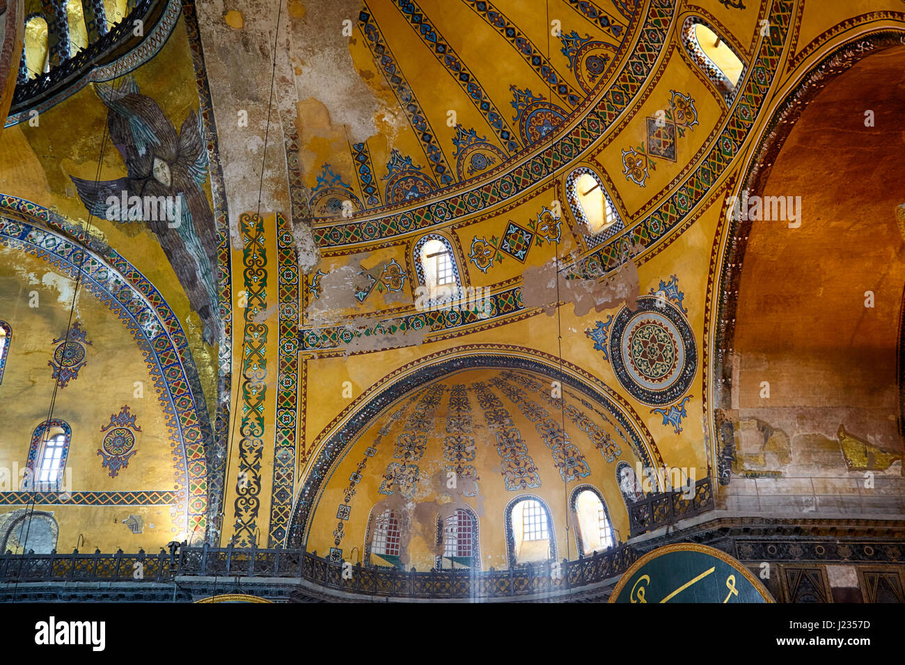 ISTANBUL, Turchia - 9 Luglio 2014: l'interno di Hagia Sophia Dome con la foto di Hexapterygon (sei-angelo alato) sul nord est pendentif, ho Foto Stock