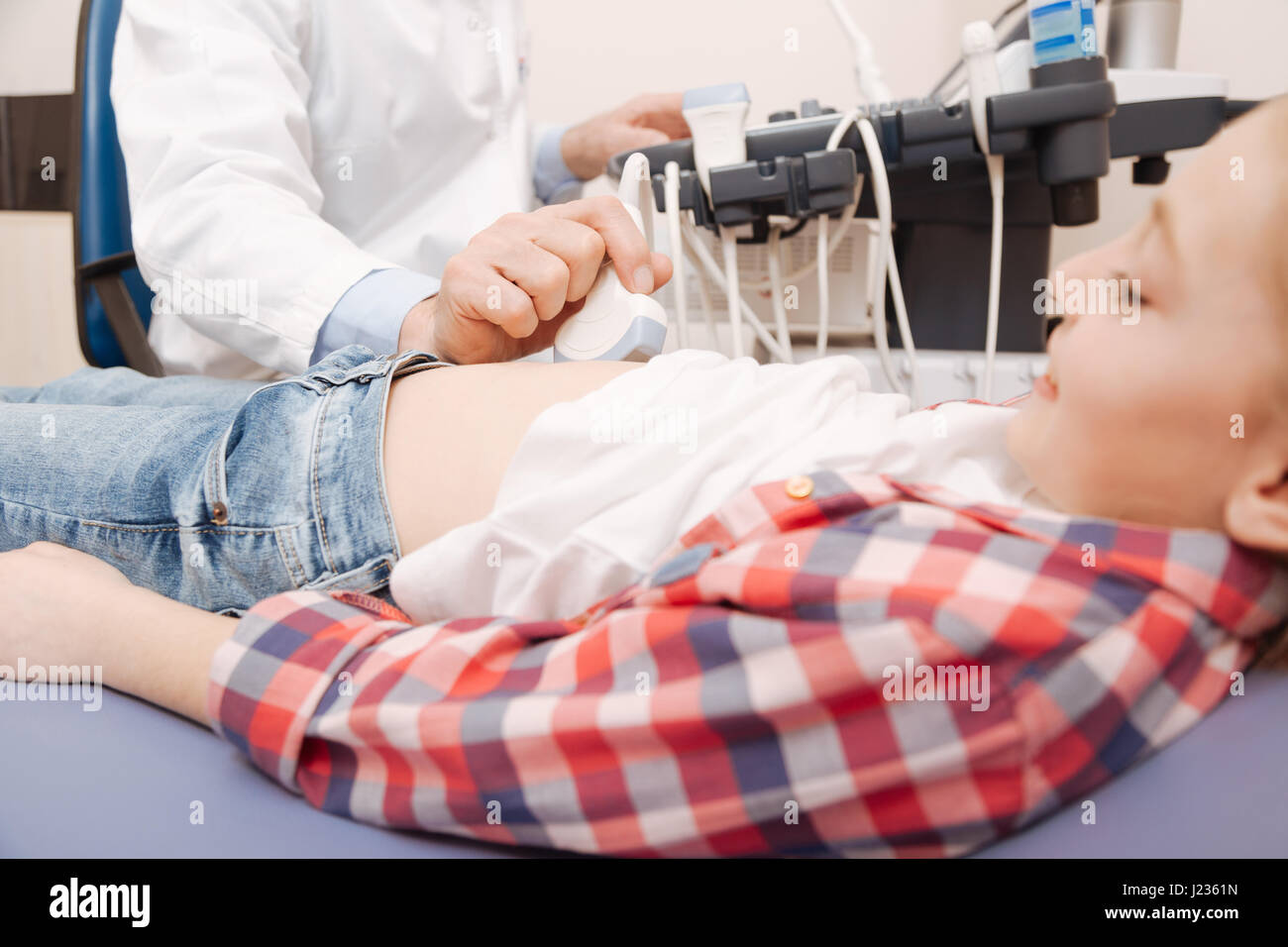 Poco paziente godendo di ultrasuoni la scansione dello stomaco in ospedale Foto Stock