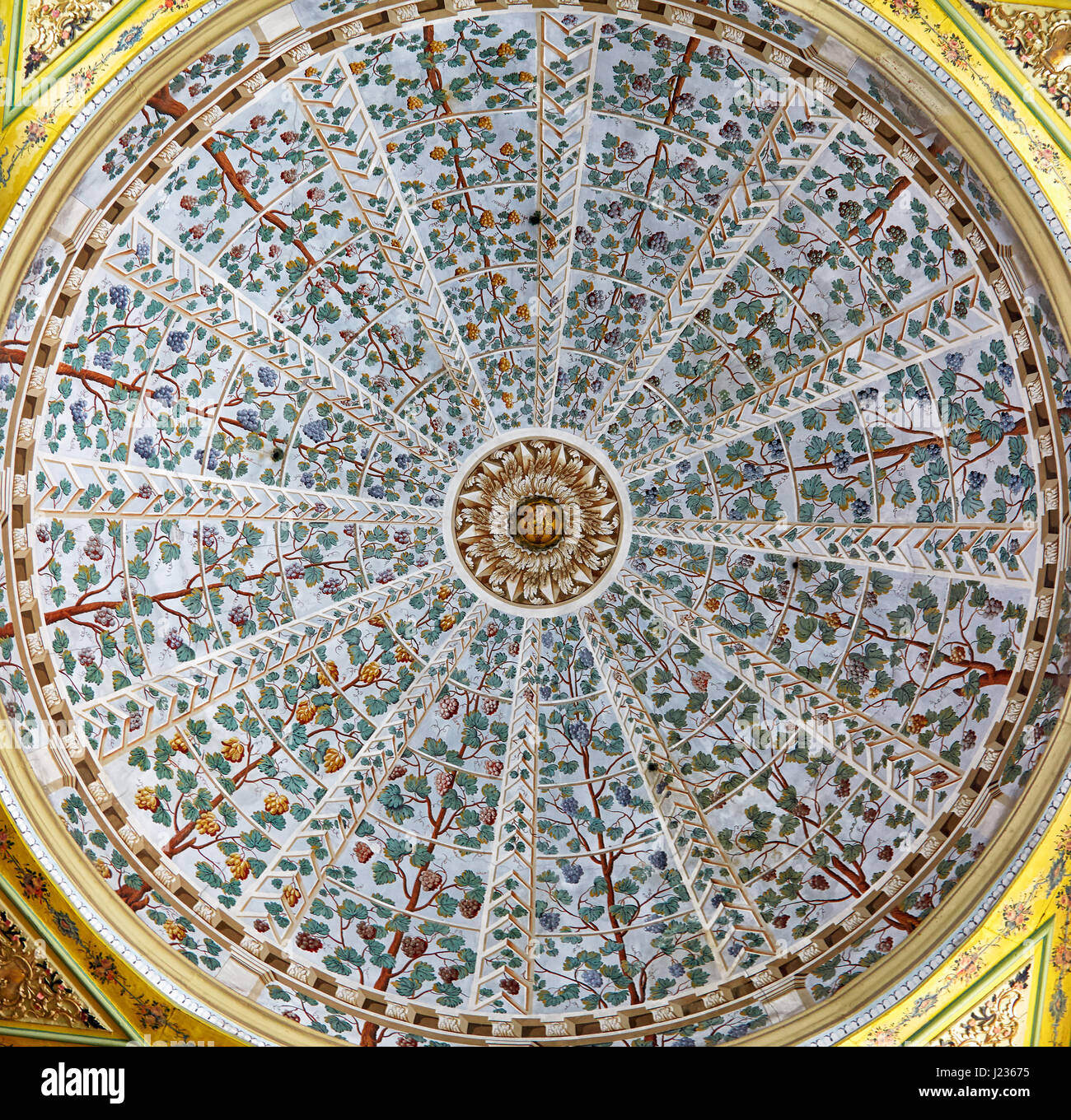 ISTANBUL, Turchia - 12 luglio 2014: un design floreale in le decorazioni del soffitto della sala con una fontana in harem di Palazzo Topkapi, Istanbul, Turchia Foto Stock