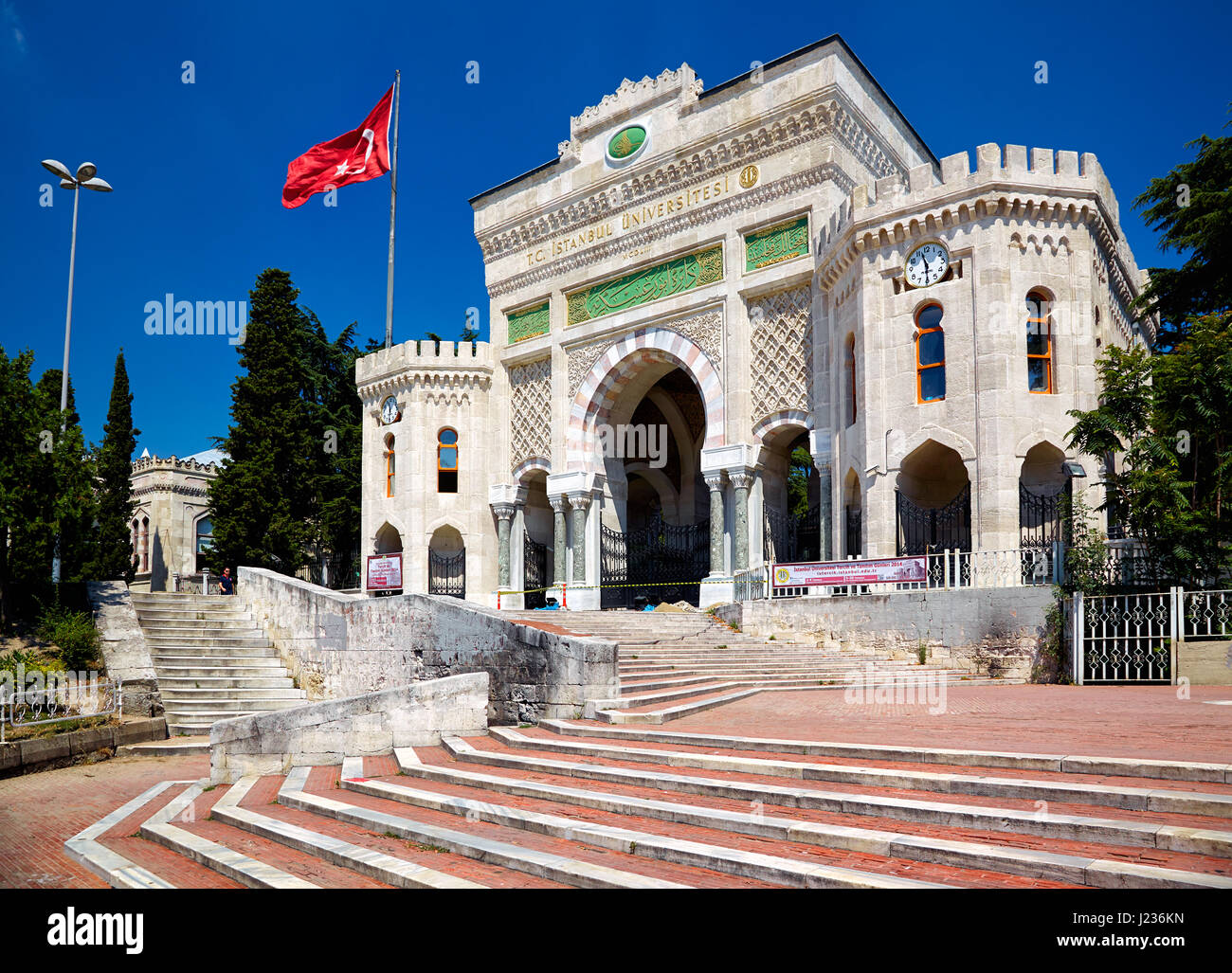 ISTANBUL, Turchia - 14 luglio 2014: le scale e ad arco monumentale in stile moresco gate dell'Università di Istanbul sulla Piazza Beyazit, Istanbul, Turchia Foto Stock