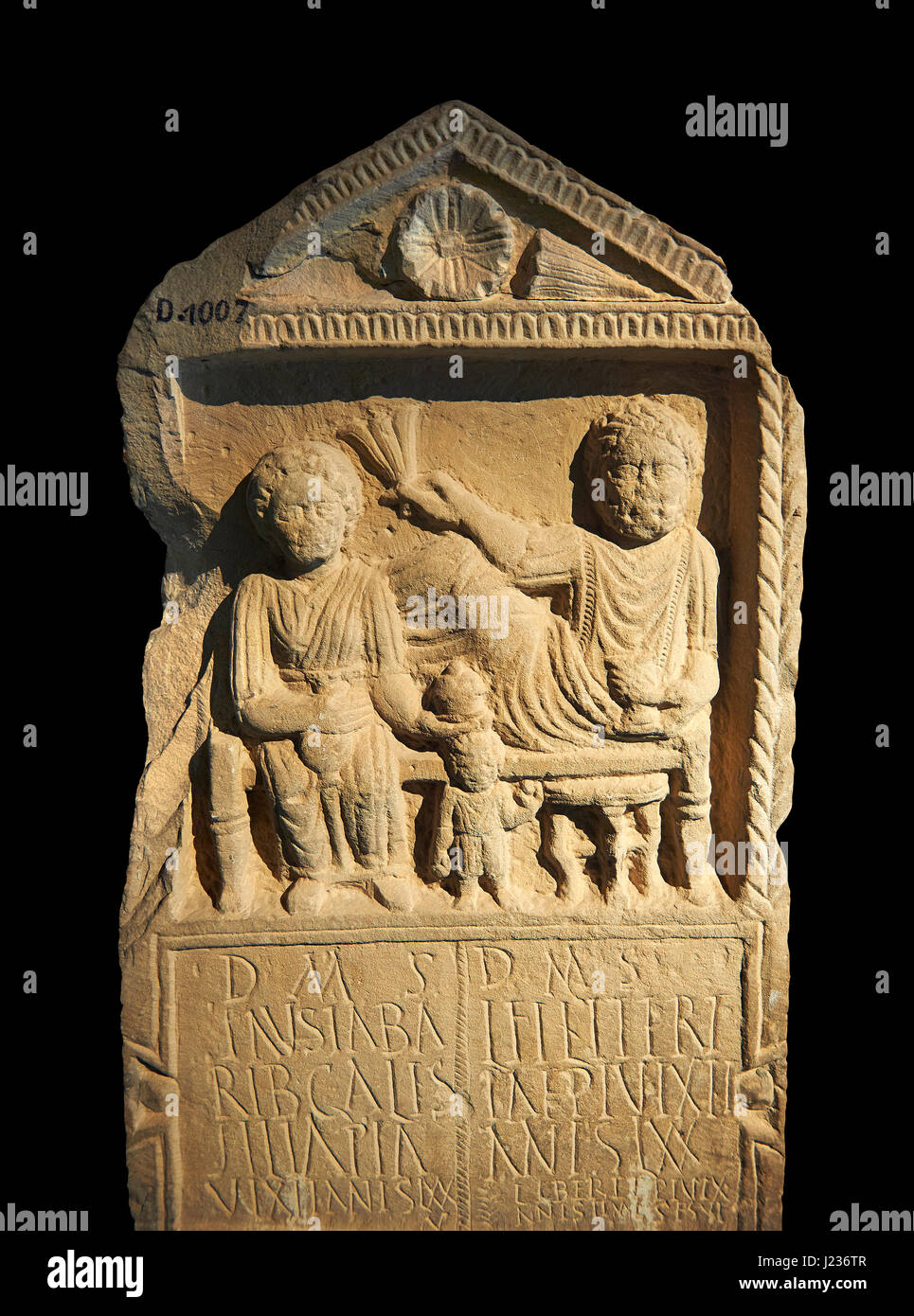 Secondo secolo cristiano romano stele funeraria per 3 persone morte dall'Africa Proconsularis. Il Museo di Bardo, Tunisi, Tunisia Foto Stock
