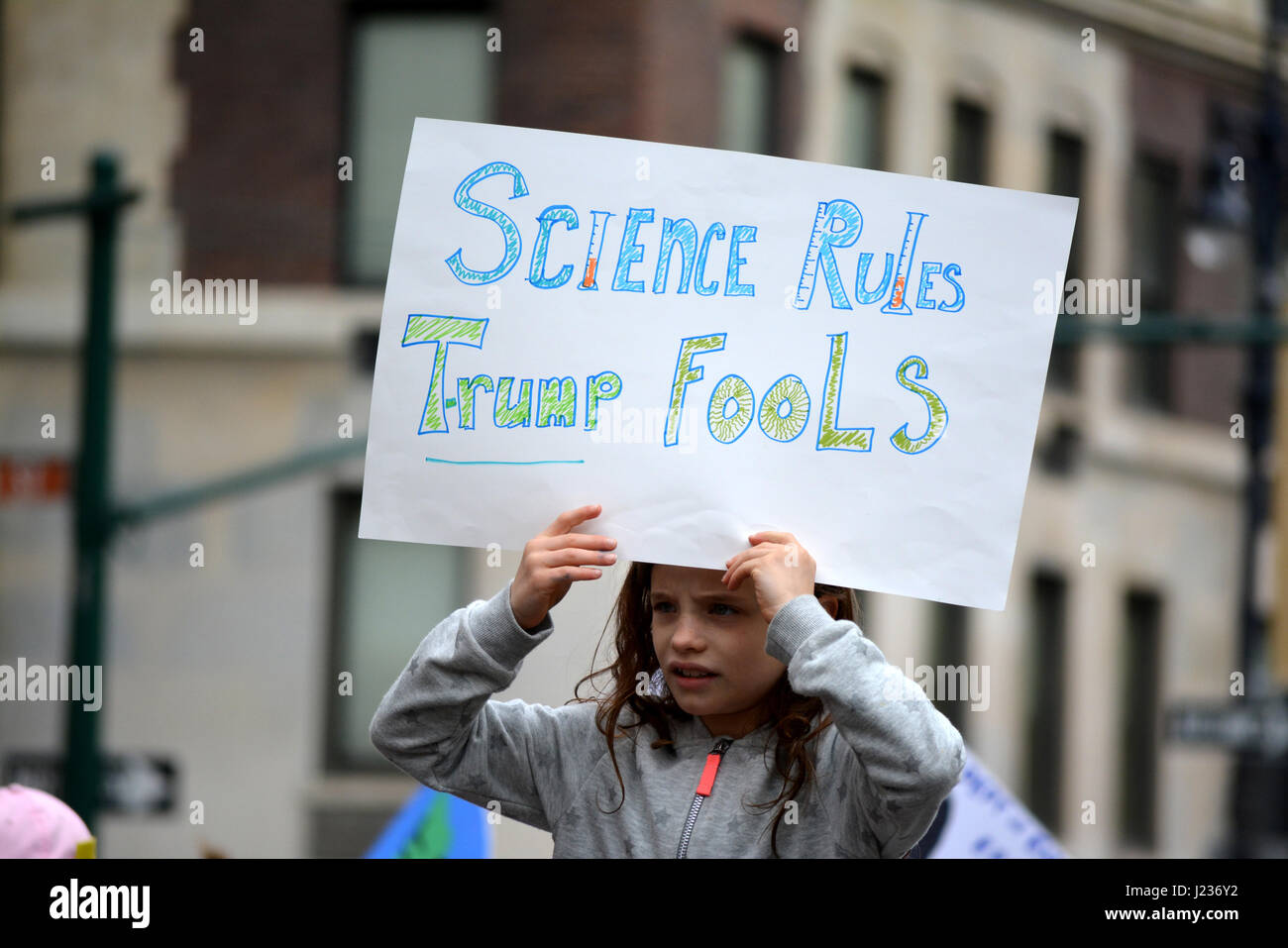 Giovane ragazza tenendo un cartello nel mese di marzo per la scienza in New York City. Foto Stock