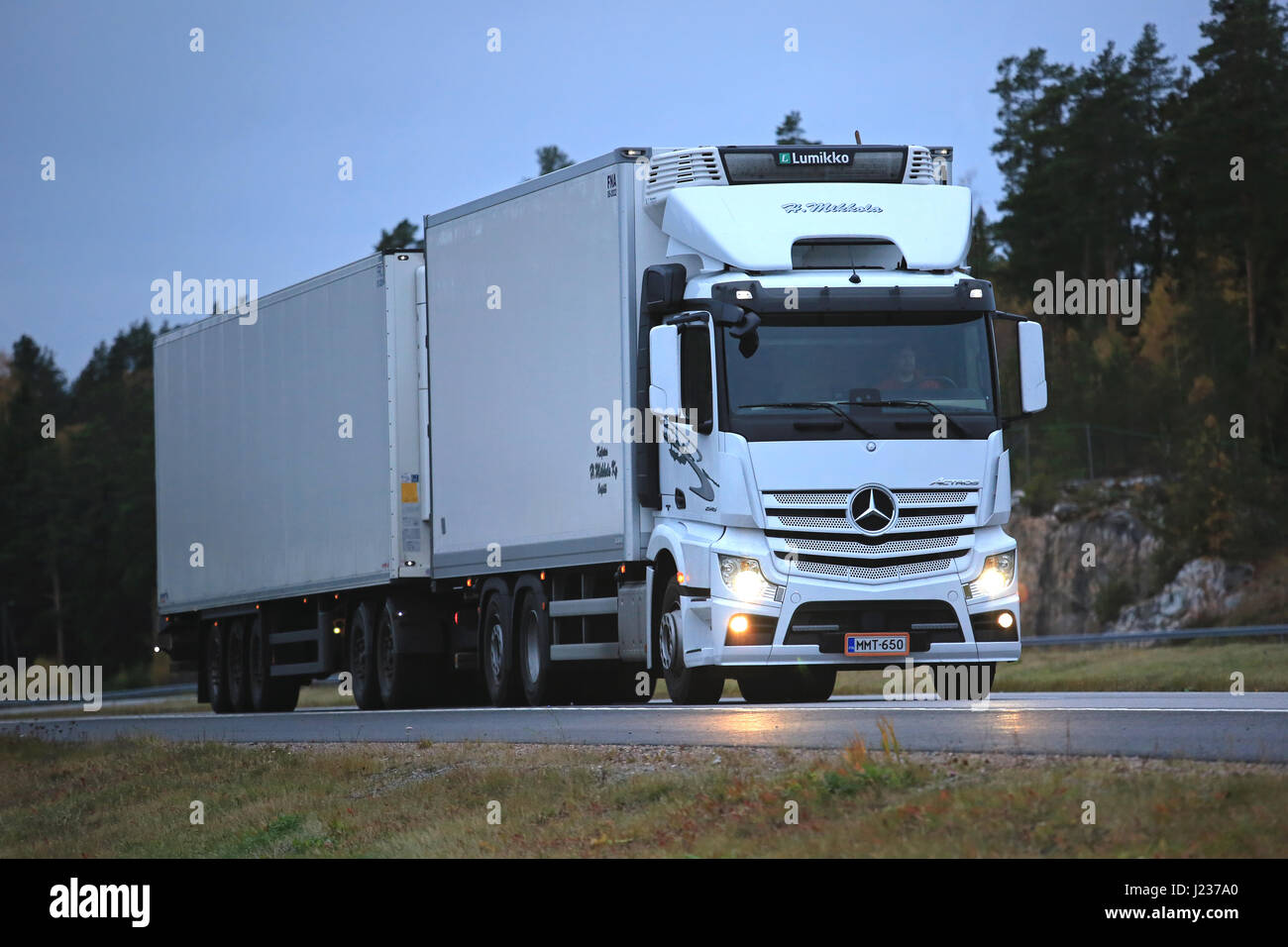 PAIMIO, Finlandia - 14 ottobre 2016: Bianco Mercedes-Benz Actros 2545 reefer carrello di H. Mikkola trasporta merci lungo l'autostrada a tarda sera. Foto Stock