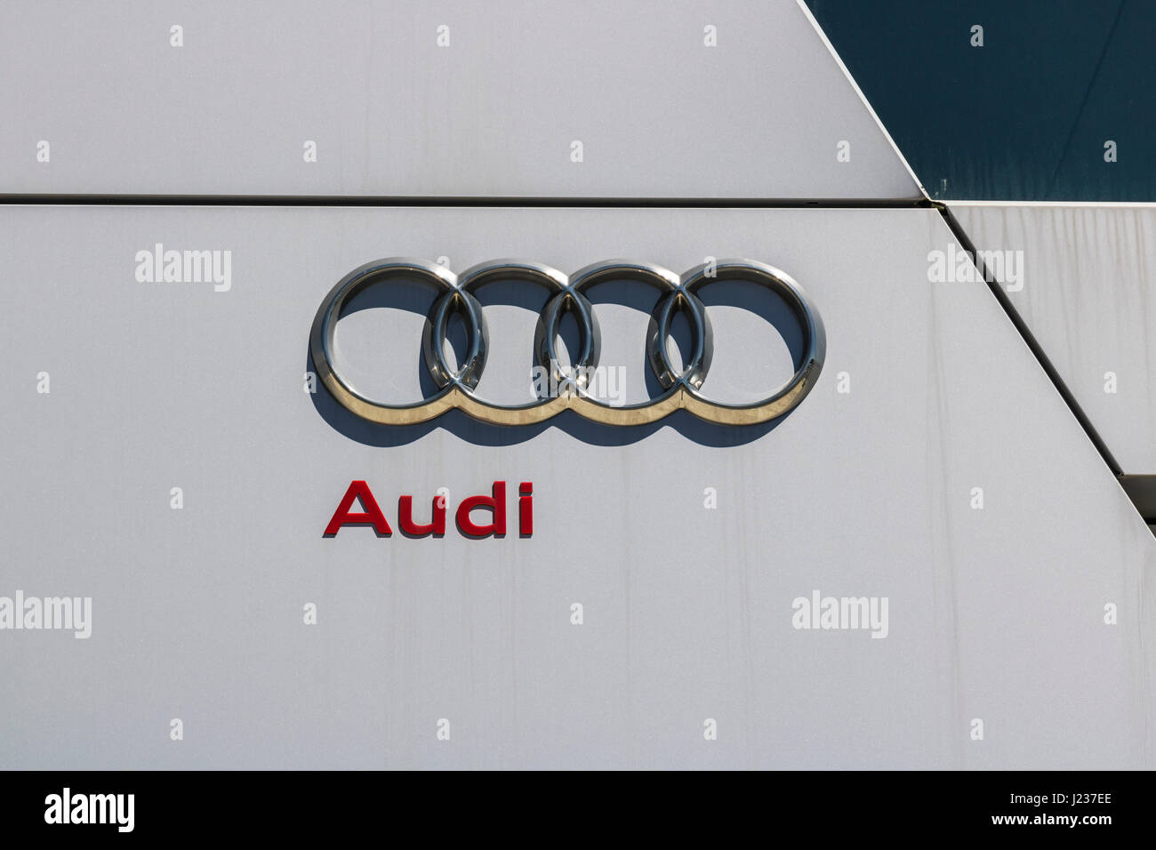 Indianapolis - Circa Aprile 2017: Audi automobili e SUV di lusso concessionaria auto. Audi è un membro del gruppo Volkswagen IV Foto Stock