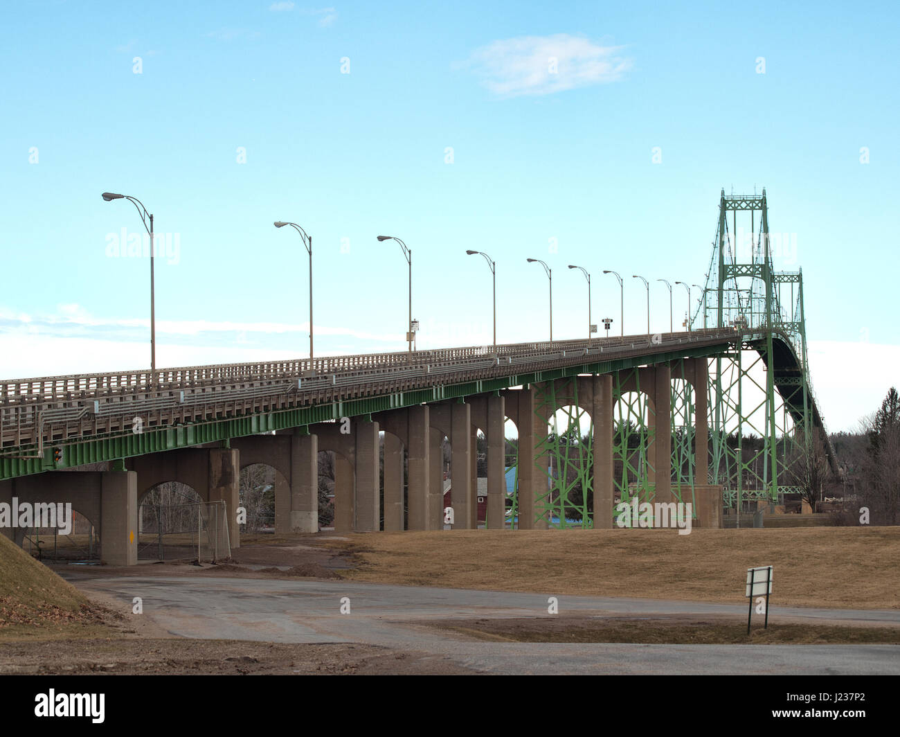 Alessandria Bay, New York, USA.Marzo 10, 2017. Vista delle mille isole Bridge da noi le dogane e le frontiere motivi Autorità di New York Foto Stock