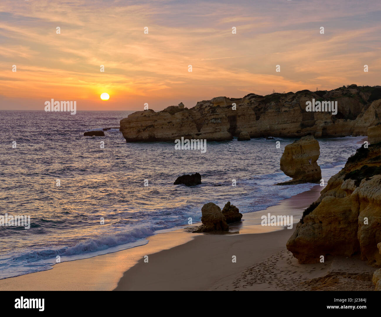 Il Portogallo, Algarve, Praia de Sao Rafael, Albufeira al tramonto Foto Stock