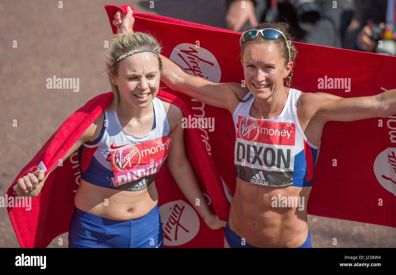 Runner britannica Charlotte Purdue e Alyson Dixon, 2017 denaro Virgin London Marathon. Credito: Malcolm Park/Alamy Foto Stock