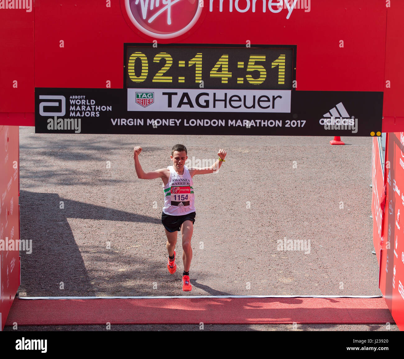 Club runner Josh Griffiths termina in anticipo di Gran Bretagna uomini elite (2:14:49) Nel 2017 il denaro Virgin London Marathon. Credito: Malcolm Park/Alamy. Foto Stock