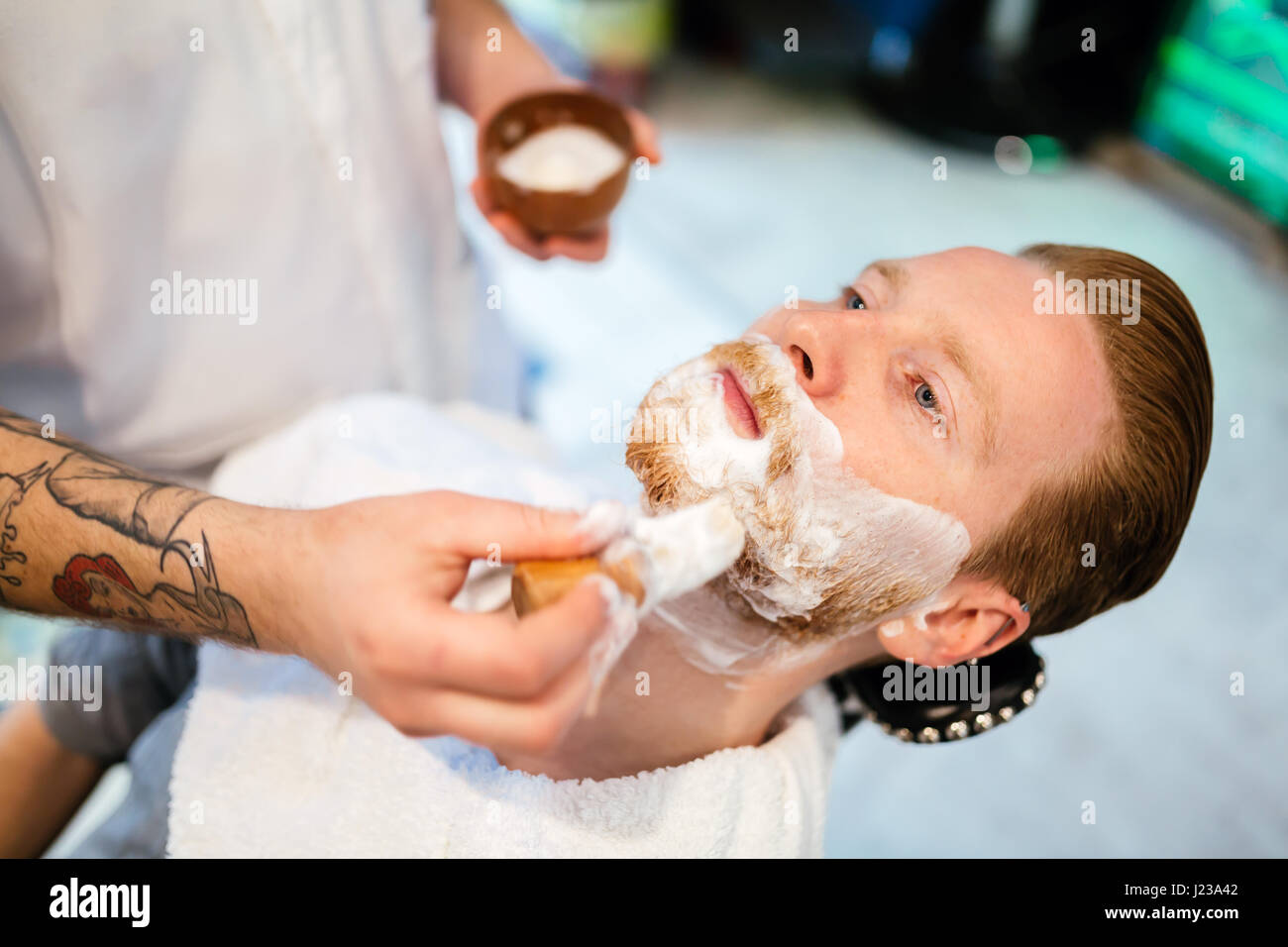 Ricezione maschio capelli barba di trattamento in un barbiere Foto Stock