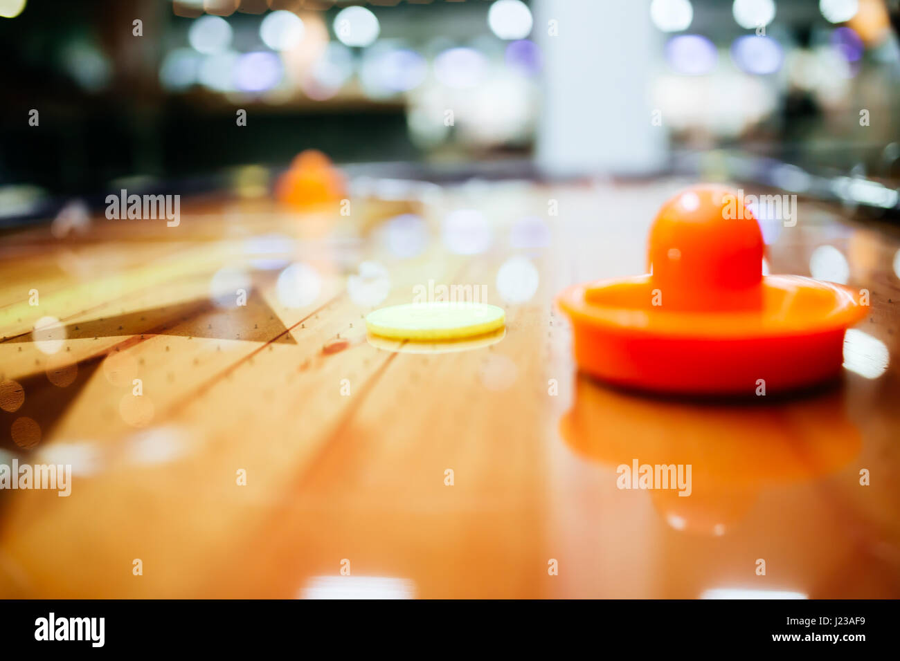 Air hockey gioco è divertente anche per gli adulti Foto Stock