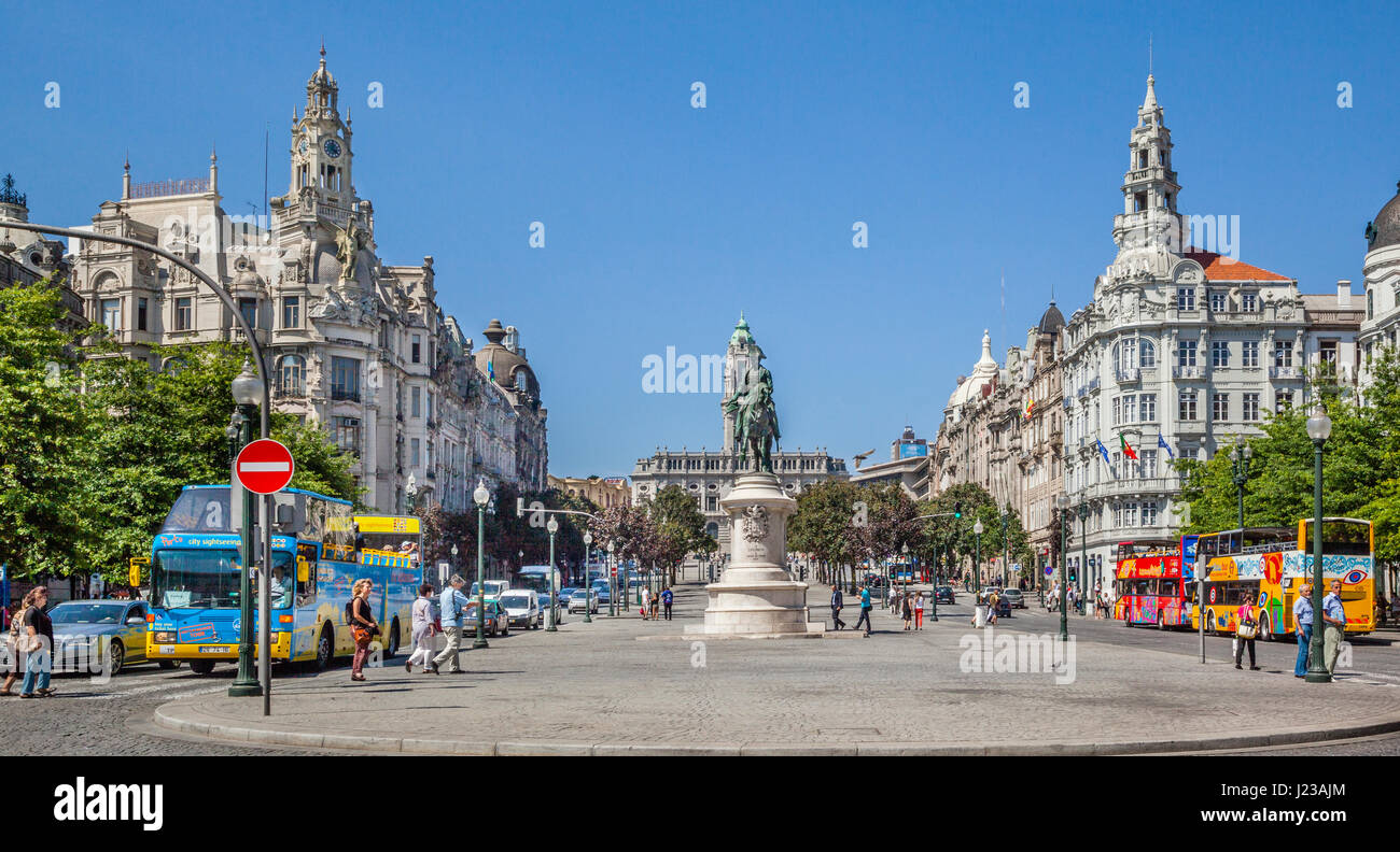 Il Portogallo, Regione Norte, Porto, vista di Avenida dos Aliagos dalla Praca da Liberdade, con la statua equestre del re Pietro IV (Dom Pedro IV), contro t Foto Stock