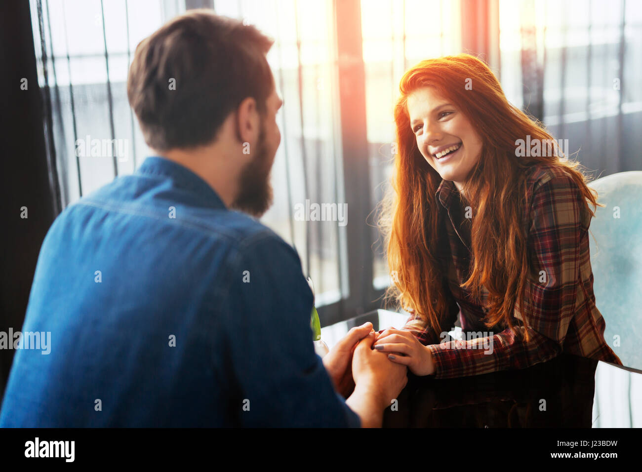 Donna felice su una prima data con uomo bello mostrare le emozioni Foto Stock