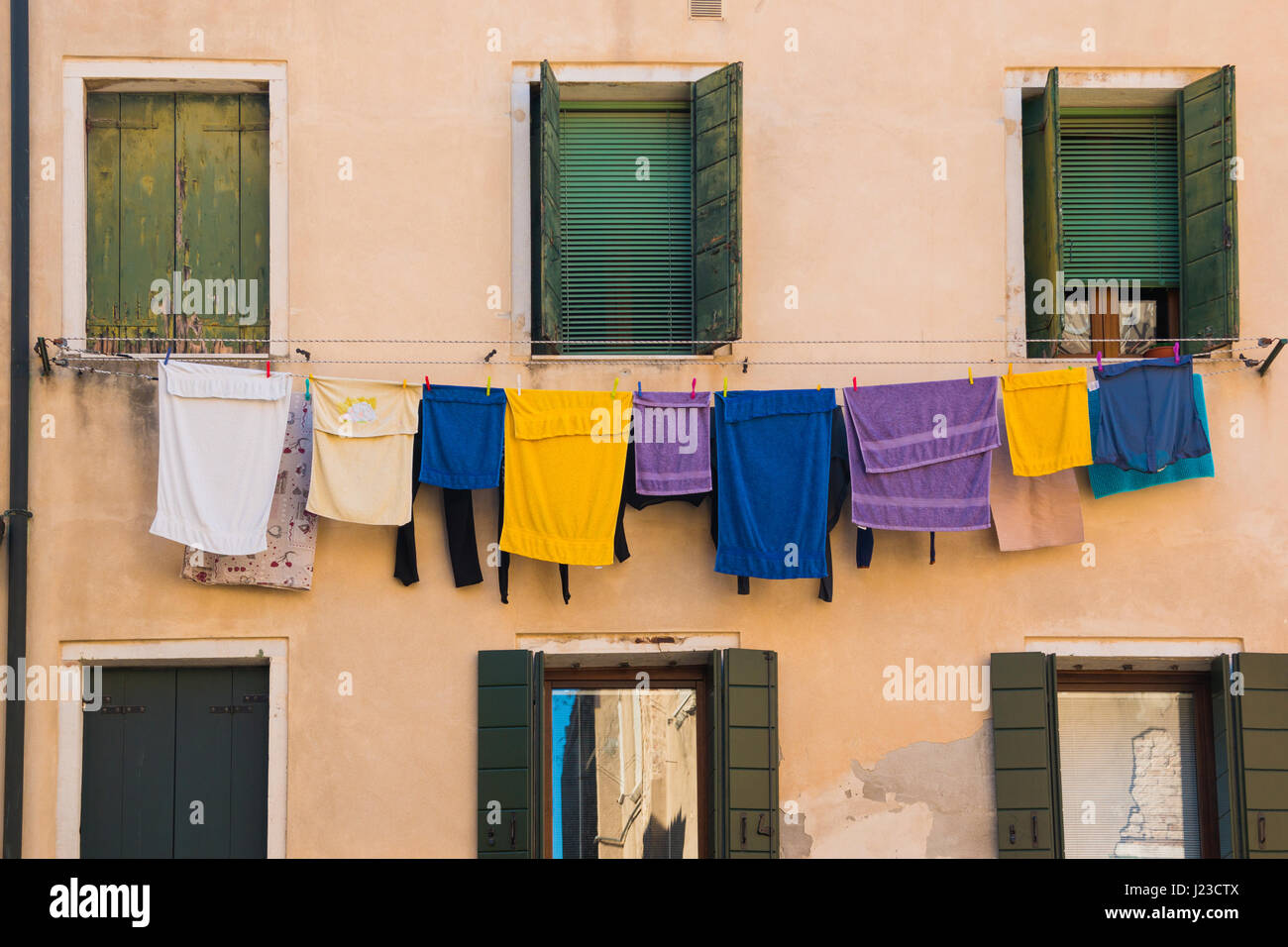 Servizio lavanderia appendere fuori di una tipica facciata veneziana, Italia Foto Stock