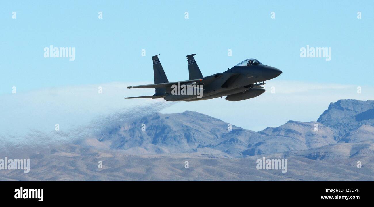 Un U.S. Air Force F-15 Eagle fighter aircraft vola sopra la Base Aerea Militare di Nellis durante l'esercizio bandiera rossa 21 Gennaio 2017 a Las Vegas, Nevada. (Foto di William J. Buchanan /US Air National Guard via Planetpix) Foto Stock