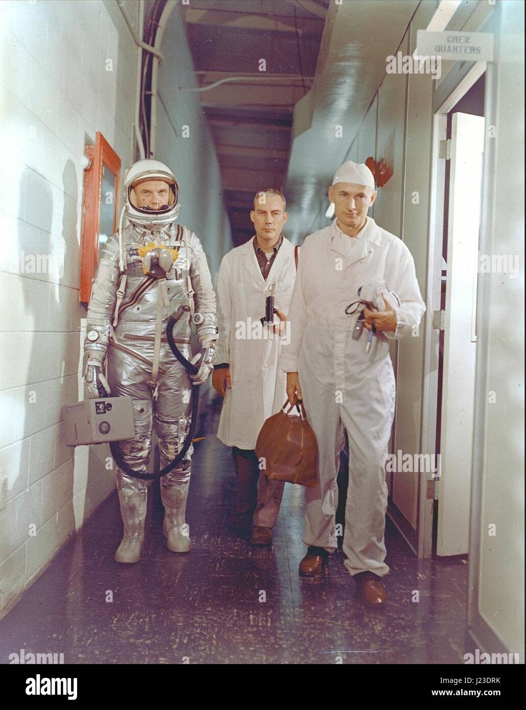 La NASA Mercury-Atlas 6 Amicizia 7 missione astronauta John Glenn (sinistra), il volo chirurgo William Douglas e specialista di apparecchiature Joseph Schmidt in testa al trampolino di lancio presso il Kennedy Space Center di Cape Canaveral Air Force Station Febbraio 20, 1962 a Cape Canaveral, in Florida. (Foto dalla NASA tramite Planetpix) Foto Stock