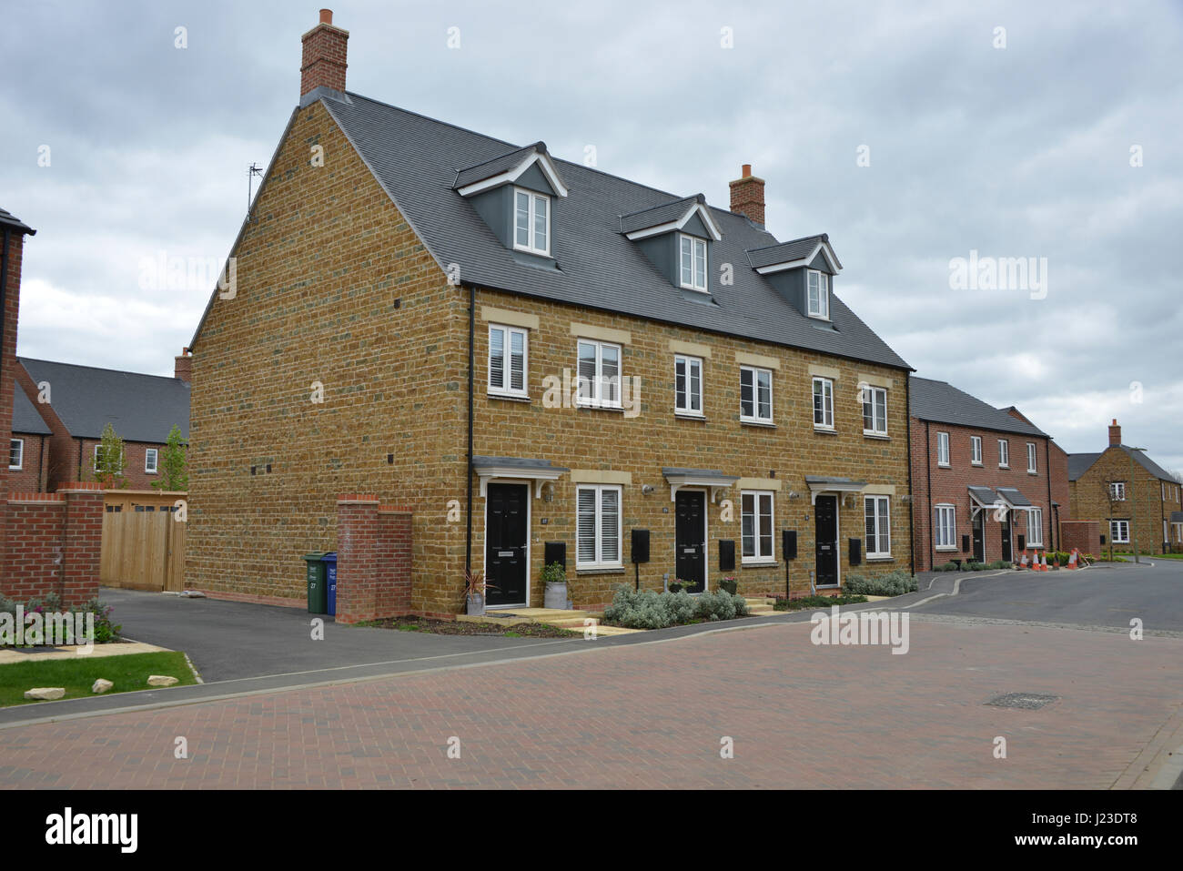Goldings Road, una Taylor Wimpey sviluppo nel nord Oxfordshire village di gancio Norton. Costruito nel 2015/16 su terreni agricoli nonostante oggetto Foto Stock