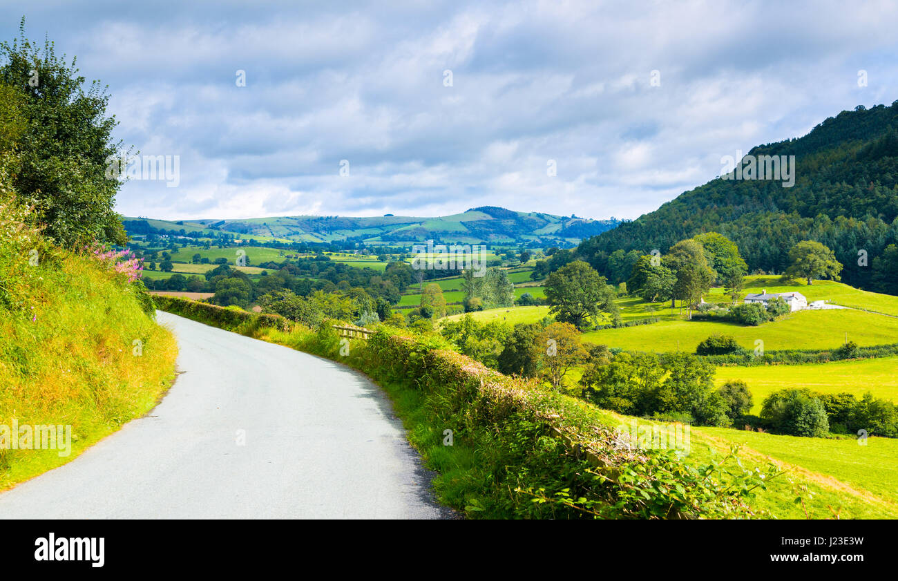 Scenic country road nel Galles del nord al paese il paesaggio della valle e terreni agricoli Foto Stock