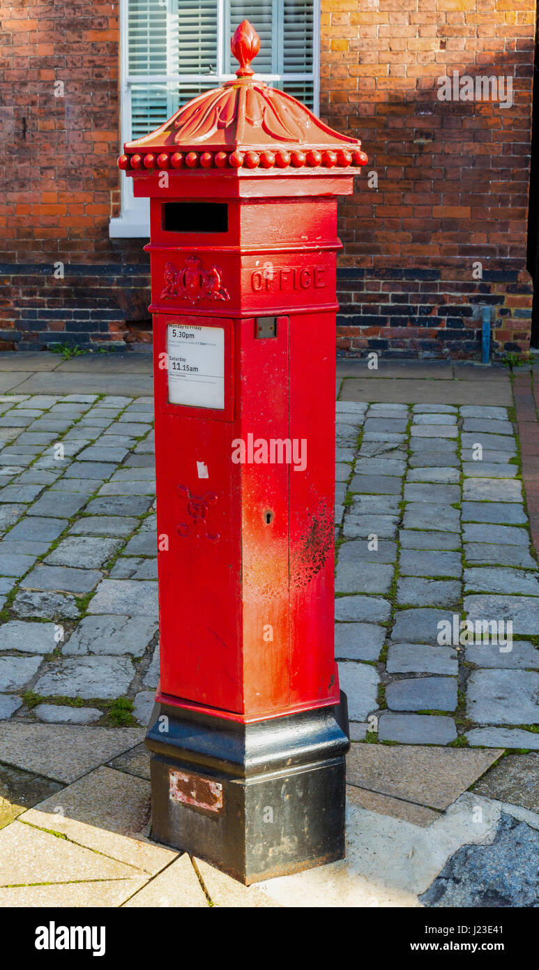 Tradizionale in rosso pilastro casella stile post box creato per la regina Victoria, England Regno Unito Foto Stock