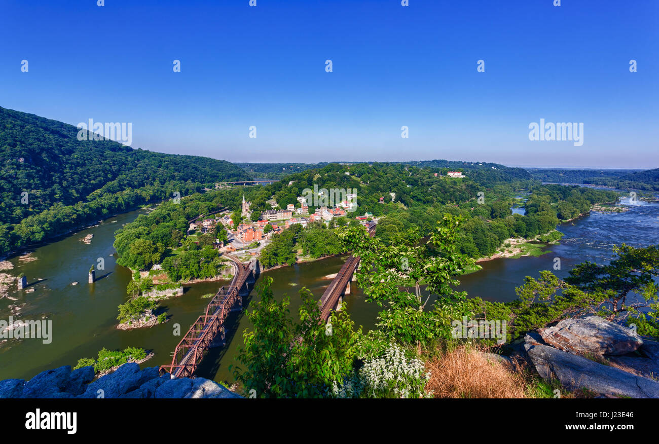 Storica guerra civile città di harpers Ferry vista aerea, dalla confluenza del Potomac e fiumi di Shenandoah, West Virginia, USA Foto Stock