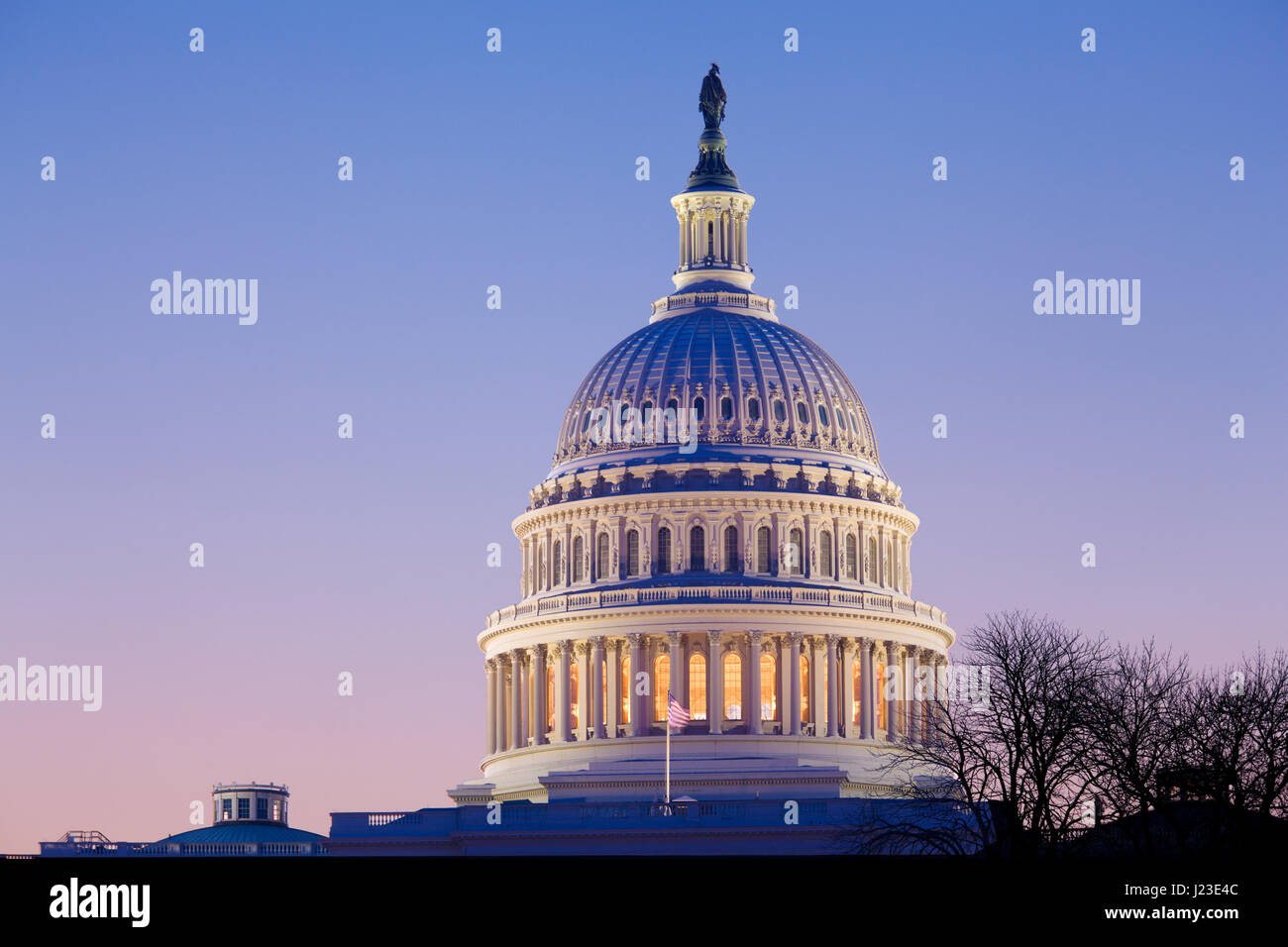 La cupola del Capitol Building all'alba in Washington DC con la Statua della Libertà sotto la luce diretta del sole Foto Stock