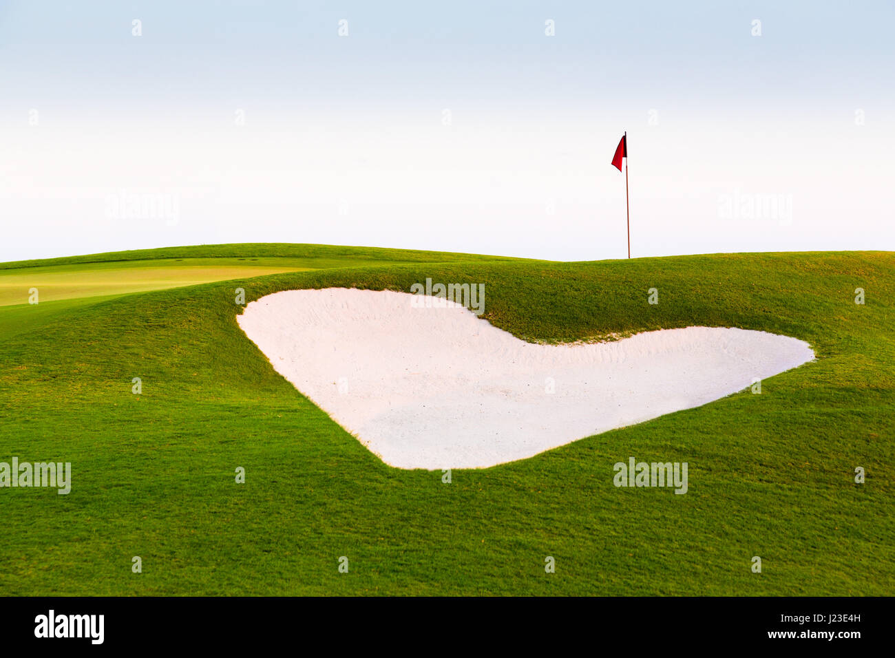 A forma di cuore ad sabbia trappola bunker di golf su un campo da golf Foto Stock